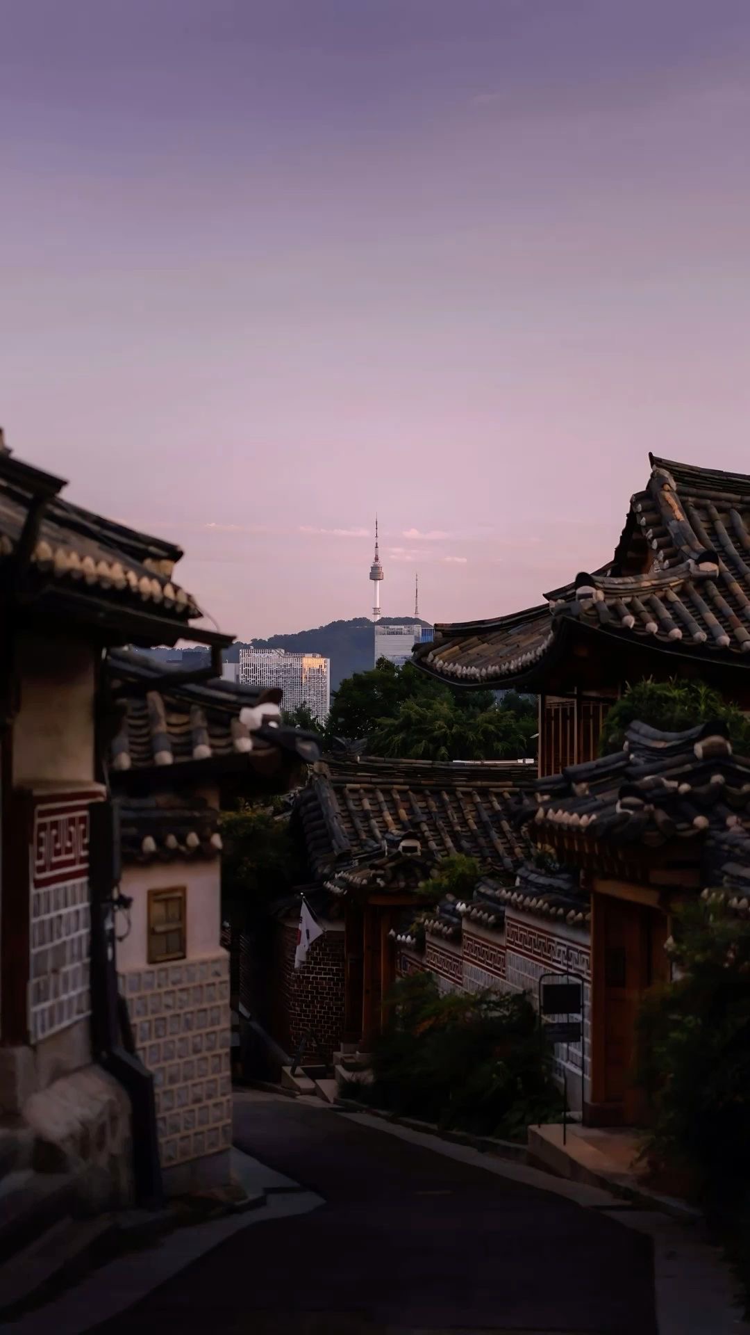 한옥 지붕 너머로 남산서울타워가 보이는 서울 풍경